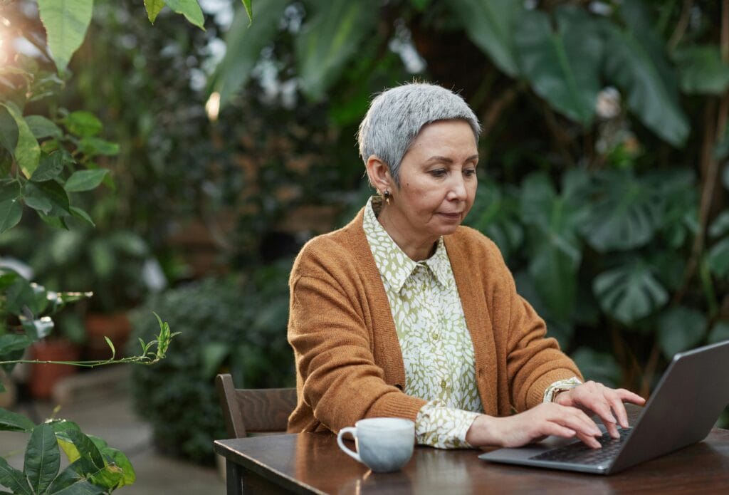 Frau ab 50 nutzt eine Dating-App auf dem Laptop – neue Chancen durch Online-Dating