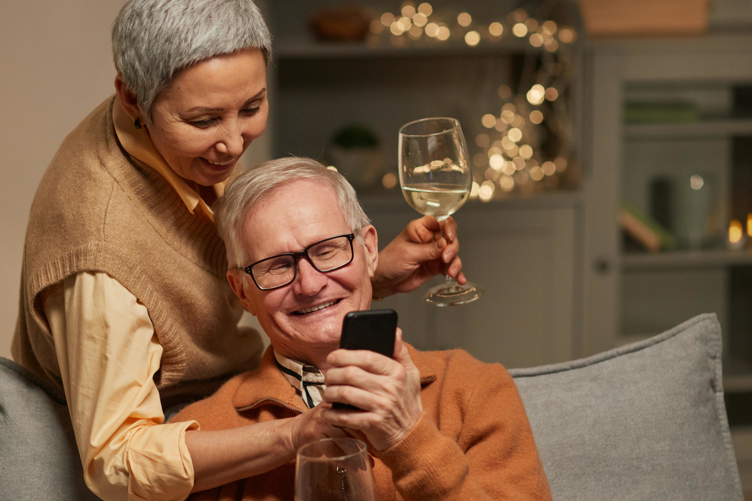 Online-Dating ab 50: Chancen, Tipps & Erfahrungen für die Liebe im besten Alter