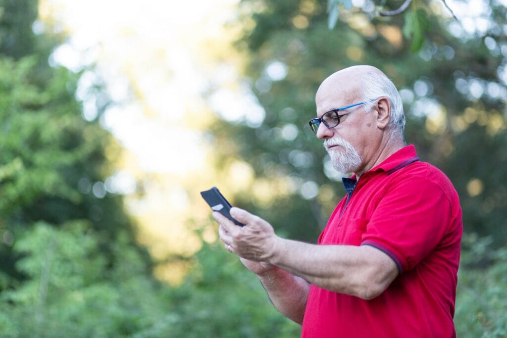 Mann 50+ nutzt DuoLivo und bestätigt sein Profil – echte, verifizierte Mitglieder statt Fake-Profile.