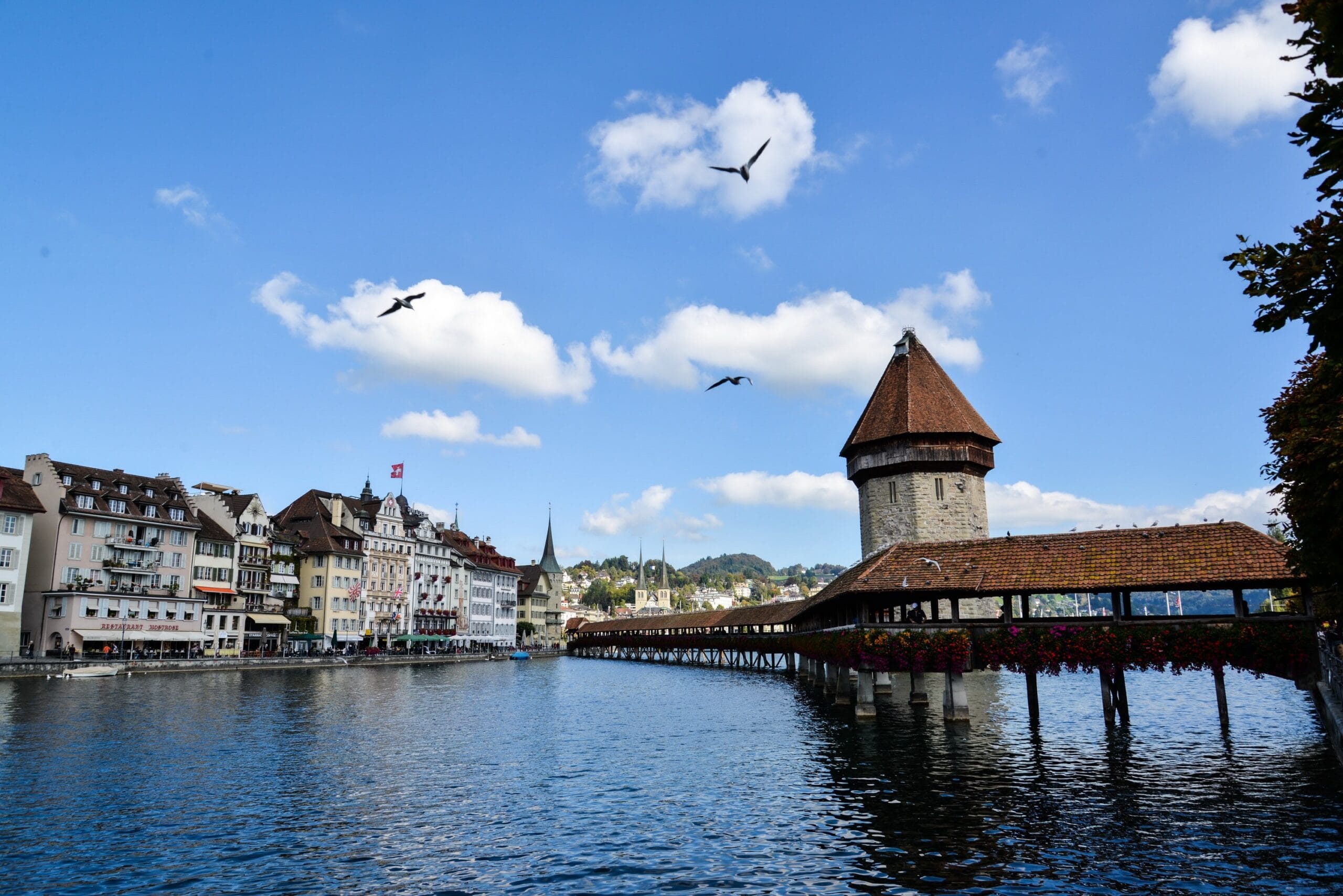 Kapellbrücke in Luzern über der Reuss – romantische Kulisse für Begegnungen