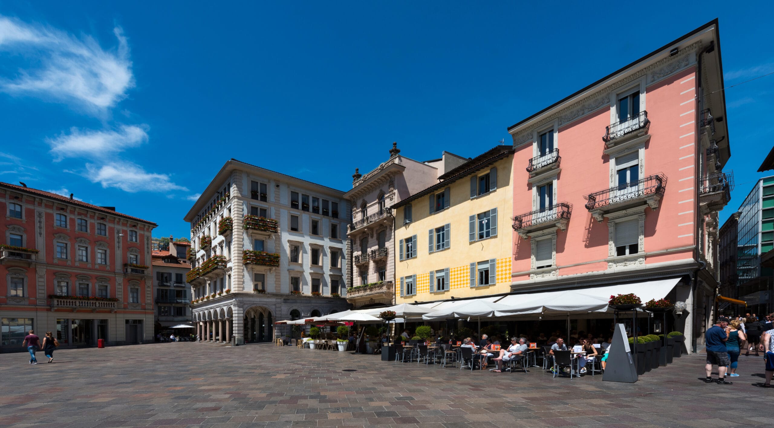 Vieille ville de Lugano avec piazza et cafés – lieu animé pour une première rencontre