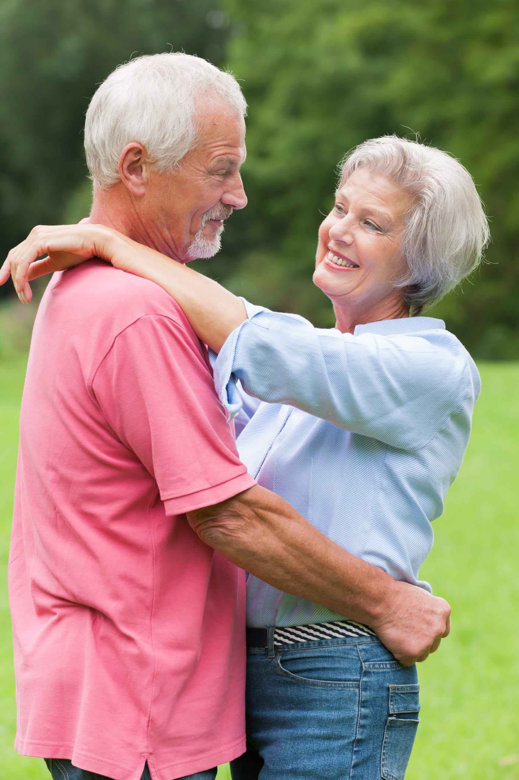 Couple heureux de plus de 50 ans dans une étreinte tendre – Rencontres dès 50 ans à Lugano avec DuoLivo
