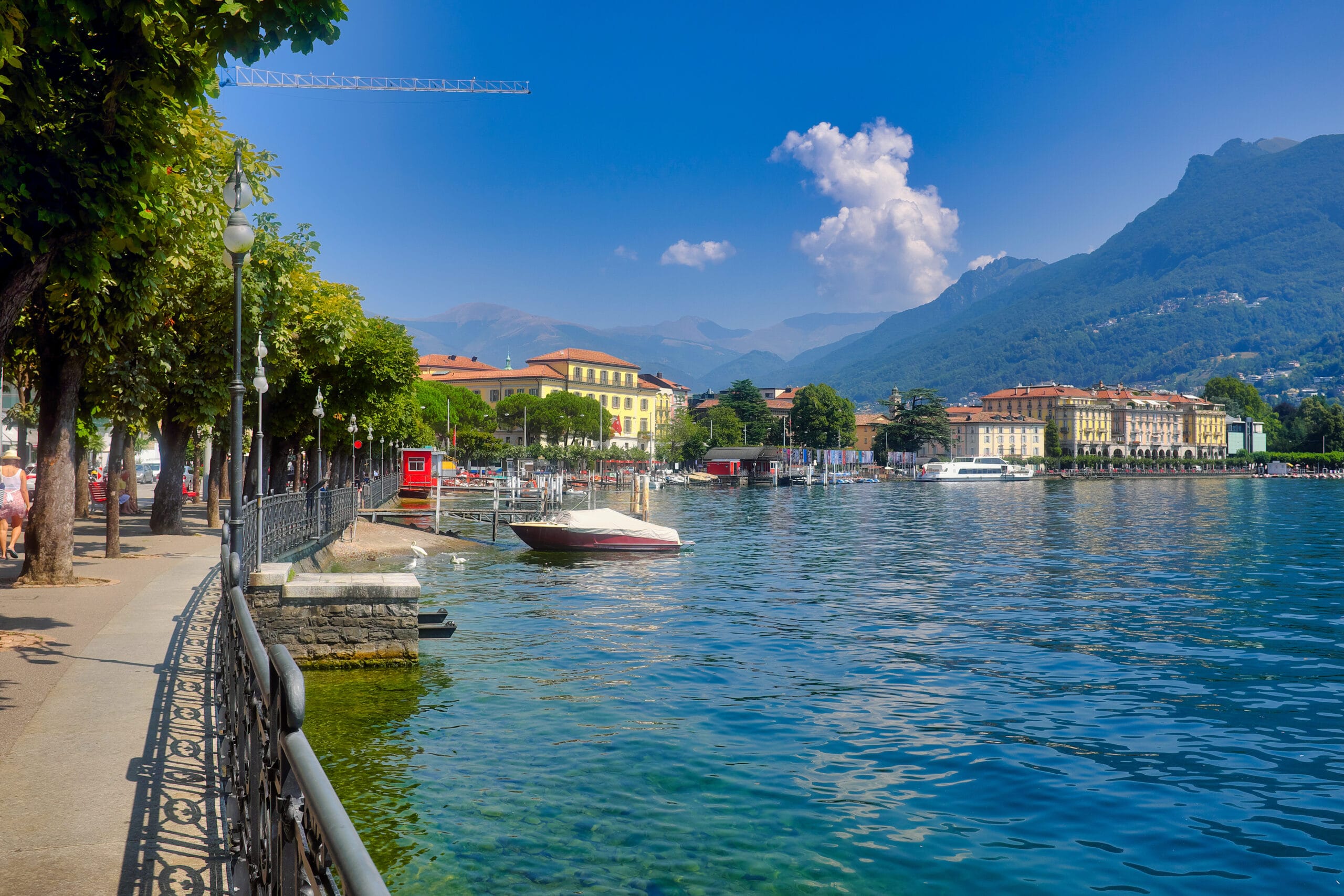 Promenade au bord du lac de Lugano – lieu de rencontre détendu pour une première rencontre