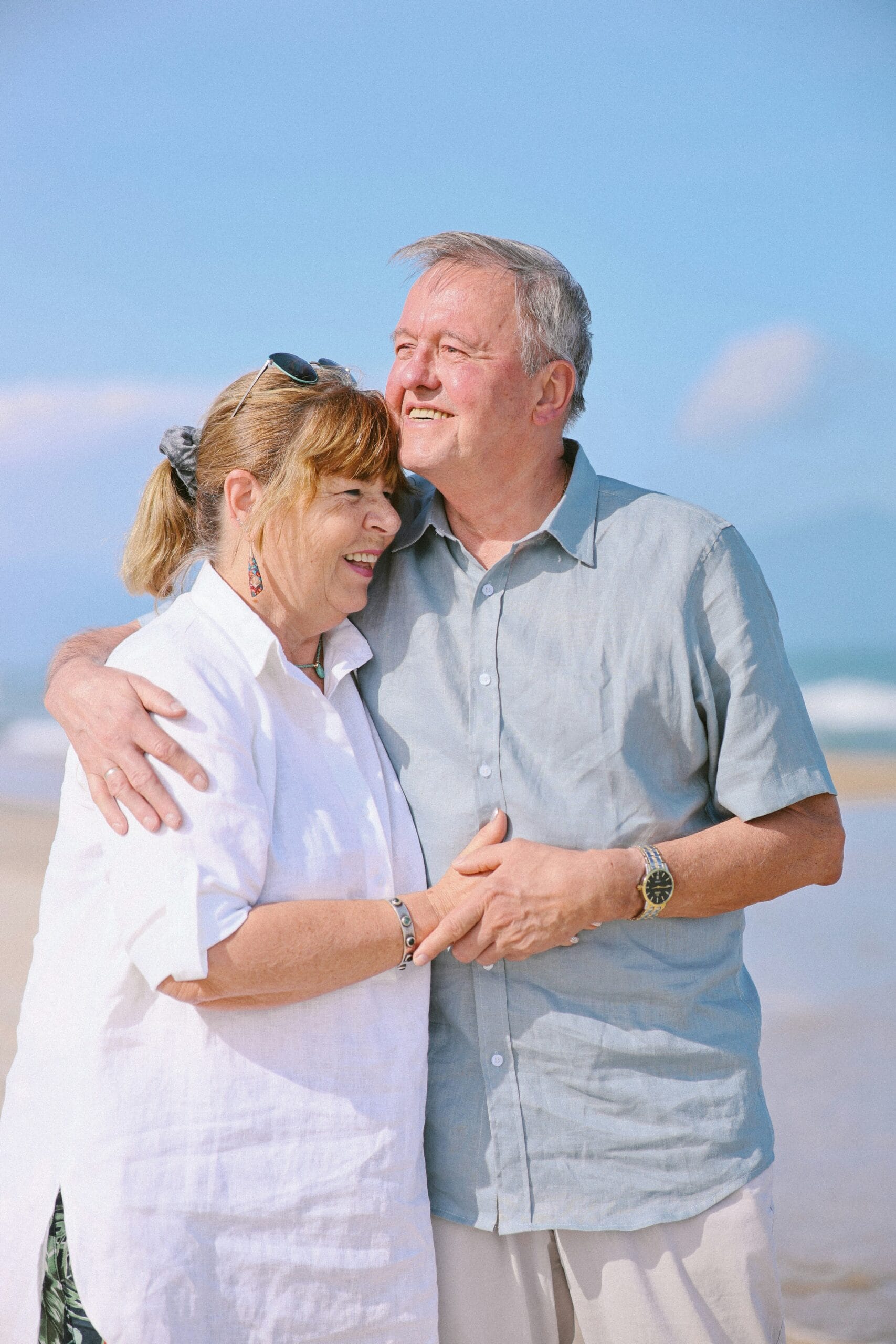 Coppia felice over 50 in spiaggia – Incontri over 50 a Winterthur con DuoLivo