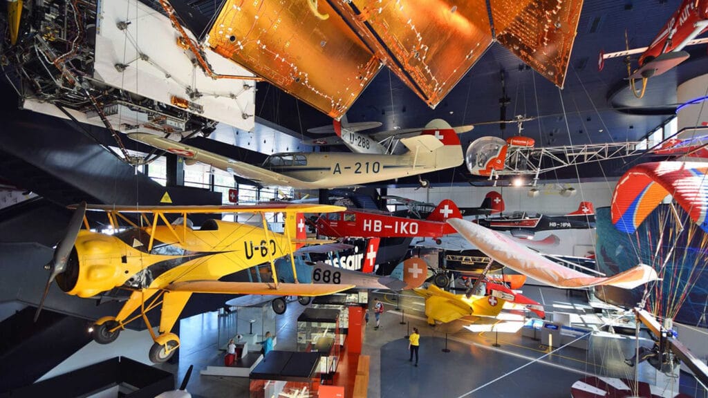 Verkehrshaus Luzern Innenansicht mit historischen Flugzeugen als kreative Date Idee