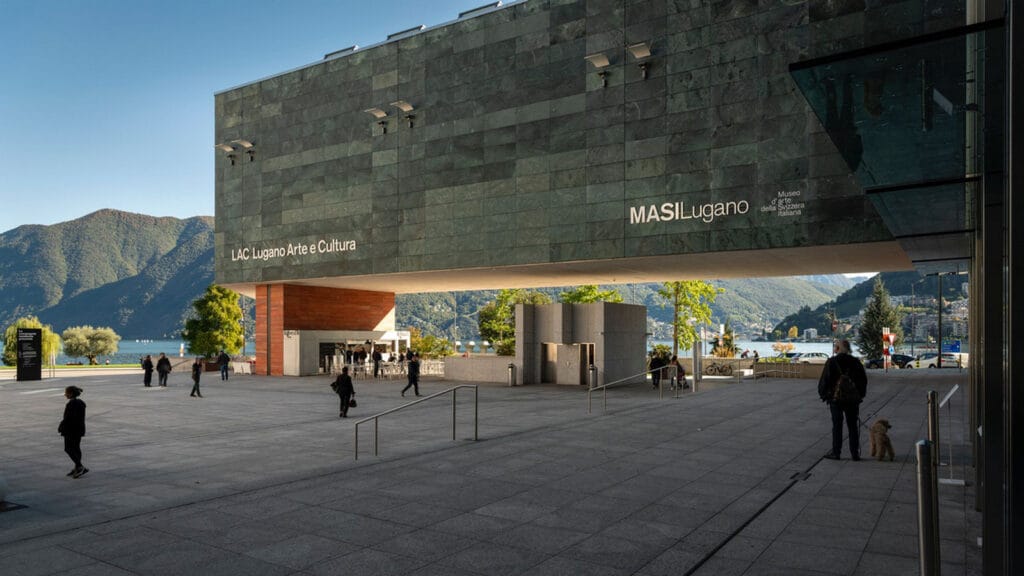 Vue extérieure du musée MASI Lugano avec une façade moderne au bord du lac de Lugano