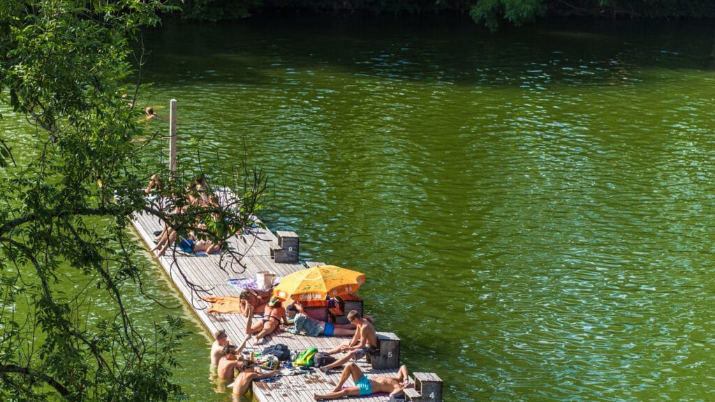 Luftaufnahme der Drei Weieren in St. Gallen mit grüner Umgebung, Baumkronen und den drei Badeteichen eingebettet in die Hügellandschaft