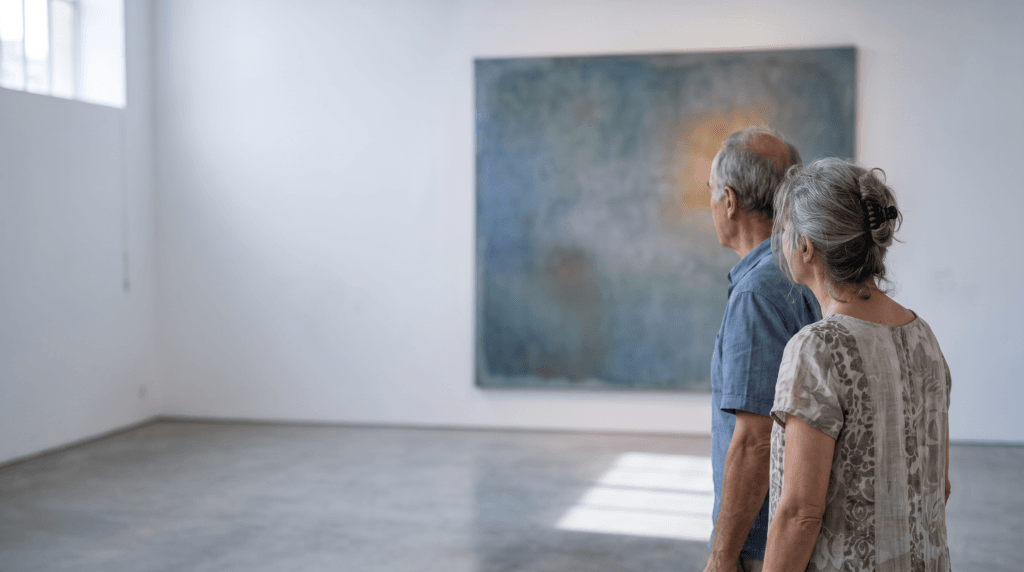 Zwei Menschen betrachten in einer kühlen Ausstellung gemeinsam ein Gemälde